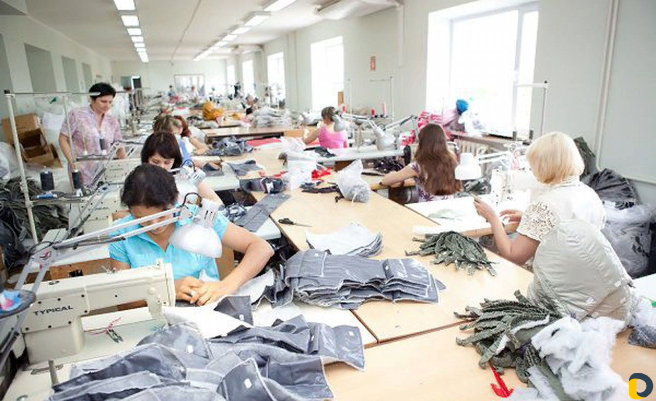 Платье пошив фабрика. Швейный цех. Швейный цех швейного производства. Цех по пошиву.